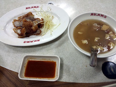 龍山寺の周記肉粥店でローカルな朝食